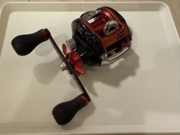 ダイワ スマックレッドチューン100HR DAIWA SMAK REDTUNE 右巻き カワハギ 廃盤 カーボンハンドル スマックレバー カワハギ 定価 44,880円