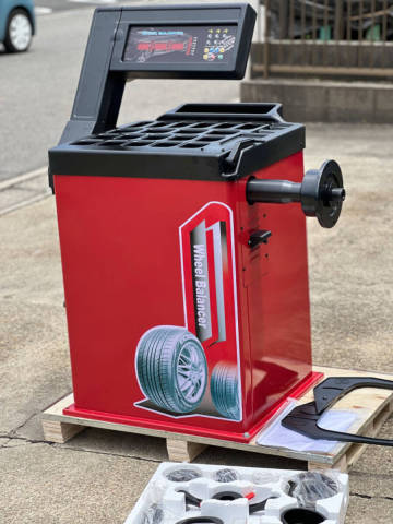 新品 1年保証 ホイールバランサー 100V ウエイト位置照準レーザー器付 タイヤ ホイル 26インチ対応