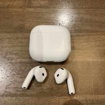 Apple ワイヤレスイヤホン　AirPods4 ノイズキャンセリング搭載　NCL