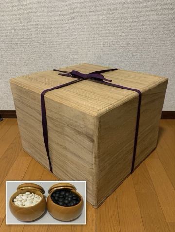 囲碁道具 本榧製柾目足付18路碁盤 盤厚み19.8cm 重さ約17.2kg 天然本蛤・那智黒石 碁石セット 桐箱入り/骨董/天柾/囲碁/碁笥/碁盤/碁石 