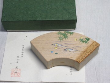 【 「 佐々木麗峰 鮎 扇面香合 紙箱 」 】 / 検索) 茶道具 煎茶器 蒔絵 桐 香合