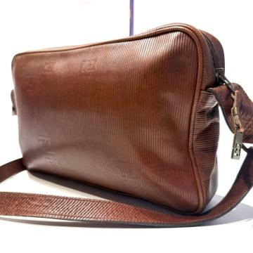希少●FENDI フェンディ ショルダーバッグ カメラバッグ FF ロゴ エピ レザー ブラウン チャーム 金具 メンズ レディース