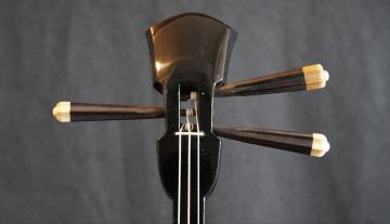 名工平良昌則作 真壁型 棹のみ重量五三〇g 真黒黒木 両面本皮張胴装着 塗り使用感有りの為大特価出品　 沖縄三線