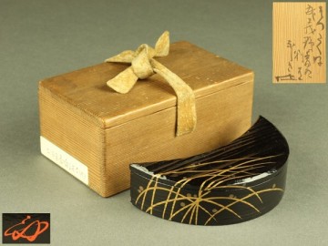 【宇】AC106 武蔵野蒔絵 一閑 三日月香合 堀内家五世 堀内宗完 不識斎箱書 共箱 茶道具