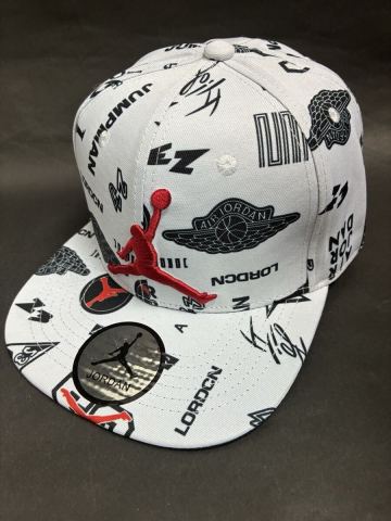 JORDANビンテージアートワークスナップバックキャップ　ホワイト