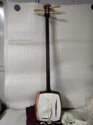 高級 三味線 K22刻印(金物) 金細 子持ち綾杉胴 ハードケース 和楽器 現状品