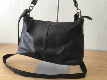 本革製ショルダーバック:ブラック