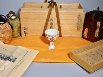 明時代　釉里紅唐草花文高足杯　大明成化年製在銘　箱付　仕覆　桑港万国博覧会出品　時代物　伝世品　窯跡出土品（九州旧家依頼品）