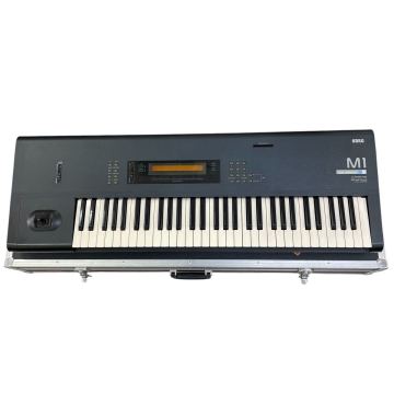 KORG コルグ シンセサイザー キーボード M1 鍵盤楽器 ハードケース付 通電OK 現状品