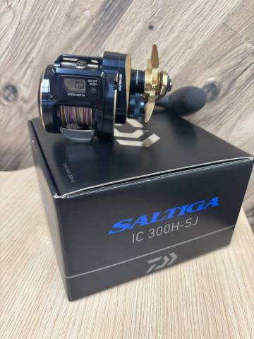 ☆高性能ドラグシステムを搭載！ DAIWA ダイワ SALITGA IC 300H-SJ ベイトリール 箱 保存袋 取り扱い説明書付き 【3659MS】A13