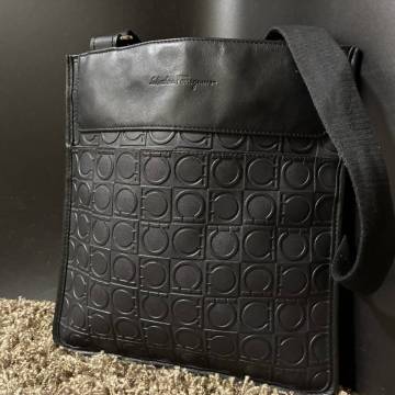 1円~【希少!!極美品】フェラガモ Salvatore Ferragamo ショルダーバッグ メンズ ビジネス サコッシュ 斜めがけ ガンチーニ ブラック 黒