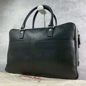 【美品 定価20万越え】フェラガモ Salvatore Ferragamo メンズ ビジネス トートバッグ ハンド 型押し ロゴ レザー 本革 黒 A4/PC◎ 