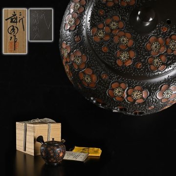 【加】1530e 常滑 名工 二代 間野 舜園 併刀 梅図黒泥急須 共箱 / 煎茶道具 常滑焼