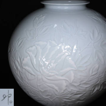 韓国人間国宝 申相浩 陽刻花文 白磁丸壷 壺 大壷 花瓶 高31cm 検索： 高麗 青磁 李朝 柳海剛 池順鐸 安東五 方澈柱
