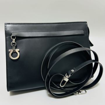 1円 Ferragamoフェラガモガンチーニ レザー クラッチ バッグ ショルダーバッグ　2wayブラック 黒 シルバー 金具 レディース 正規品本物