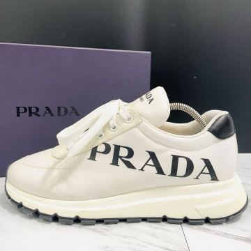 美品● PRADA 【圧倒的存在感】 プラダ サイドロゴ デカロゴ 厚底 スニーカー シューズ 靴 ローカット 白 ホワイト メンズ 25cm