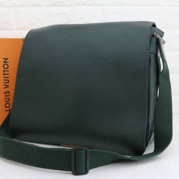 LOUIS VUITTON ルイヴィトン タイガ ヴィクトール M30144 ショルダーバッグ メッセンジャー ロゴ金具 A4収納可 ビジネス メンズ