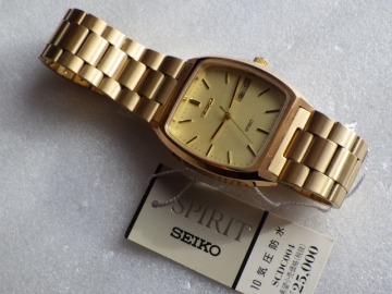 未使用　SEIKO　SPIRIT　メンズ　クォーツ　7N48-500　スクエア　10気圧　金色　電池交換　動作品　デッドストック　ｖ010901