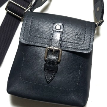 美品/希少色 LOUIS VUITTON ユタ ユマ ショルダーバッグ サコッシュ 斜め掛け 本革 レザー ルイヴィトン メンズ ブラック 黒 ビジネス 色気