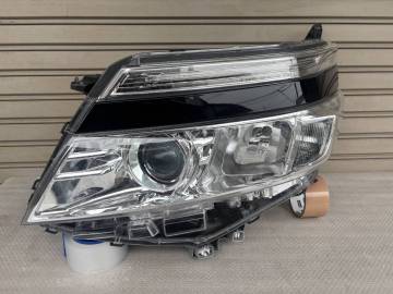 ヴォクシー　純正　前期　左　ヘッドライト　８０　２８&minus;２２９　２０２　５０５７３