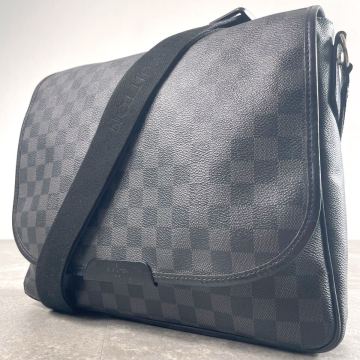 入手困難◎ ルイヴィトン LOUIS VUITTON ダミエグラフィット ダニエルMM ショルダーバッグ メンズ PVC レザー ブラック グレー