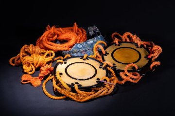 【珍品堂】1円から　和太鼓　小鼓　皮　革2枚　紐　鼓皮　カバー付　和楽器 j時代物　古美術　骨董品　径約20.3cm N-A80-O1