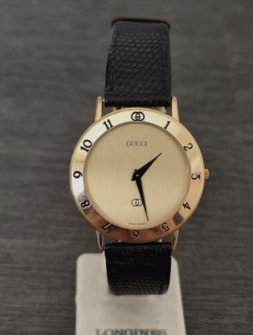 稼働品 GUCCI メンズ腕時計 ゴールド文字盤 純正品革ベルト尾錠