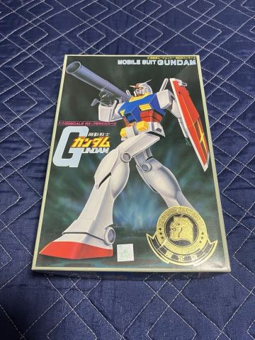 バンダイ 機動戦士ガンダム 1/100 RX-78 モビルスーツ　　　金メッキ　限定版　 プラモデル 旧キット　未組立品