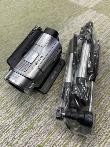 ● SONY ソニー HDR-SR7 デジタルビデオカメラ シルバー 三脚セット Carl ZeissVario-Sonnar T 【通電未確認品】