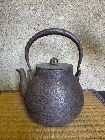 小振り　龍文堂　鶴首　満水容量950ml 　岩肌　明治時代　鉄瓶　煎茶道具