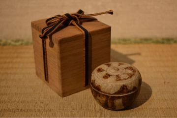 【GE】M263【コレクター所蔵品】時代 安南香合/東南アジア 中国 染付 香道具 蓋物 盒子 スンコロク 骨董品 時代品 美術品 古美術品 ba