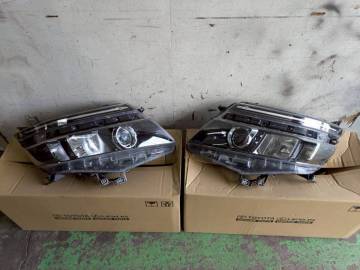 ヴォクシー/ZWR80G/ZRR80W ヘッドライト 左右セット　81130-28D21 81170-28D01　ステー破損ありジャンク