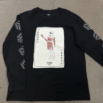 13『極美品・現行タグ』 FENDI フェンディ メンズ ビッグロゴ プリント 長袖 Tシャツ ロンT ロングスリーブ アームロゴ ブラック XLサイズ
