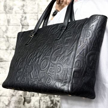 極美品/A4収納◎ フェラガモ Salvatore Ferragamo エンボス 総柄 メンズ ビジネス レザー 本革 トートバッグ 肩掛け ビジネスバッグ 黒 