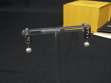 1円 ■極美品■ FENDI フェンディ オーロック パール ピアス アクセサリー レディース シルバー系 FW2668