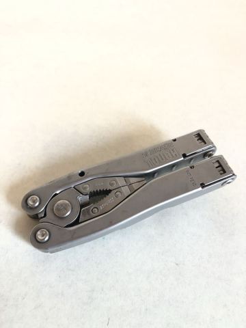 シュレードタフ　USA マルチツール レザーマン