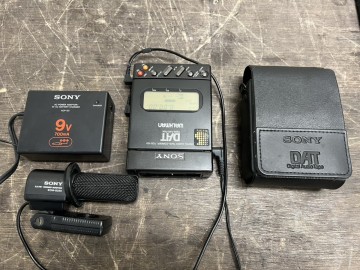 希少！SONY TCD-D3 DATウォークマン ACアダプタ マイク ケース付 ソニー デジタルオーディオテープ 通電確認済み
