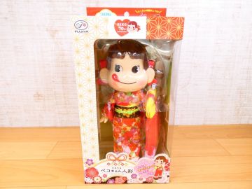◇(FP-11) 未開封！不二家 ペコちゃん人形 2020 PEKO 70th Anniversary 着せ替え用オーバーオール衣装付き フィギュア ＠80 (2)