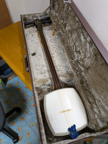 和楽器　津軽三味線　金細　綾杉胴　ハードケース付き