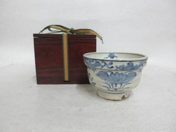 Ｔ４０３０　古安南　染付蓮花鳥文茶碗　塗箱付き