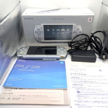 【動作品】 SONY プレイステーションポータブル PSP-2000 アイス シルバー【1円〜】