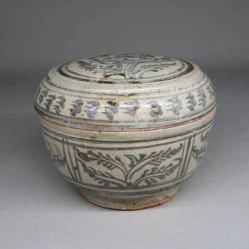 「都内コレクター所蔵品」タイ スコータイ時代 カロン窯 鉄絵唐草花文合子　蓋物　タイ スワンカローク窯　東南アジア古陶器 22811