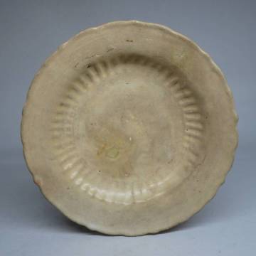 「都内コレクター所蔵品」タイ　スワンカローク窯　青磁輪花皿　安南 　東南アジア古陶器　lot:22818