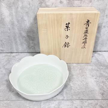 3622◯ 人間国宝 井上萬二 イノウエマンジ 青白磁牡丹彫文 菓子鉢 高級和食器 共箱