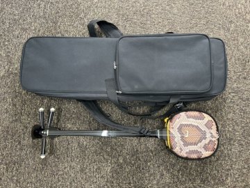 美品　沖縄　三線　和楽器　伝統楽器　蛇柄　民族楽器　全長約76㎝　弦楽器　ケース付き　蛇味線　現状品