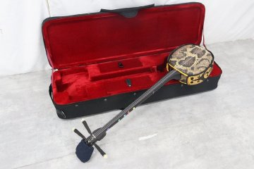 【行董】蛇味線 沖縄三線 三味線 民謡 古典音楽 和楽器 趣味 音楽 楽器 本体 ハードケース付き AA171ABY13