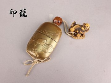 【志】A1578 印籠 花草文 金蒔絵 内梨地 緒珠 唐獅子根付 時代物