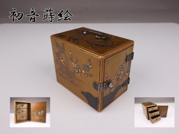 【志】A1452 初音蒔絵 江戸時代 金地引き物 箪笥 銀取っ手 金具 金蒔絵 金梨地 箱付き｛＃＝