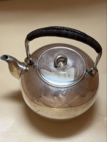 純銀 岡野製 手打出 急須 桐箱付 茶道具 総重量376ｇ 「純銀」刻印有 金属工芸 銀瓶