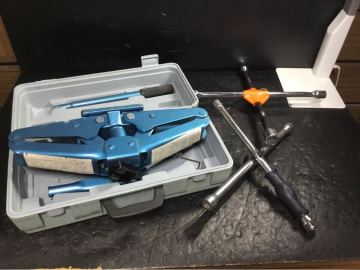 [K-2026] らくらくジャッキ 油圧式(1t) クロスレンチ まとめ売り 車載工具 整備 ホイル交換作業 売り切り 1円スタート!!